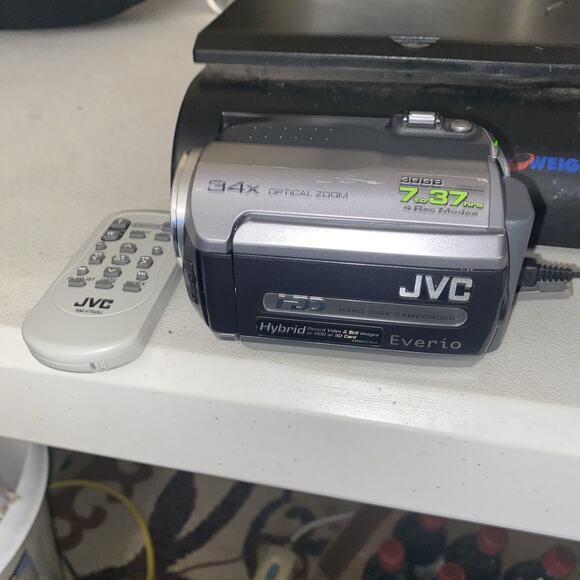 JVC Everio GZ-MG37U 30GB Hard Disk Drive Camcorder + AC adapter TESTED + Remote - Picture 1 of 3